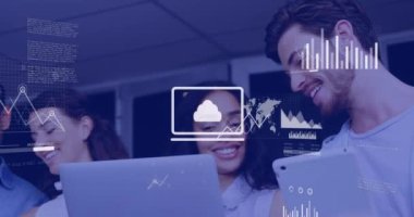 Çeşitli iş adamları üzerinde finansal veri işleme animasyonu. küresel iş, finans, veri işleme ve dijital arayüz kavramı dijital olarak oluşturulmuş video.