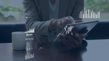 Tablet kullanan iş kadınlarının finansal veri işleme animasyonları. küresel iş, finans, veri işleme ve dijital arayüz kavramı dijital olarak oluşturulmuş video.