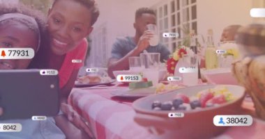 Mutlu Afro-Amerikan ailesinin üzerine düşen ikonların animasyonu. Çocuklar günü konsepti dijital olarak oluşturulmuş video.