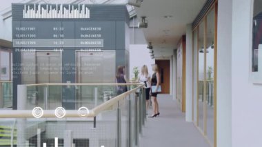 Çeşitli iş adamları üzerinde finansal veri işleme animasyonu. küresel iş, finans, veri işleme ve dijital arayüz kavramı dijital olarak oluşturulmuş video.