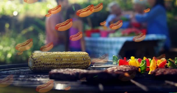 Animace selhávajících hot dogů nad bělošskou rodinou venku a grilování. koncepce rodinného času digitálně generované video.