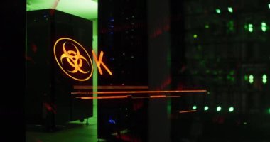 Sunucu odasında acil durum mesajı ve sembolü animasyonu. Ukrayna krizi ve uluslararası politika kavramı dijital olarak oluşturuldu.