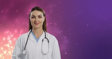 Mor arka planda ışık lekeleri üzerine beyaz kadın doktor animasyonu. Kamu hizmeti günü ve dijital olarak oluşturulan video konsepti.