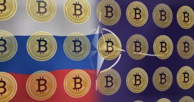 Rusya ve NATO bayrağı üzerinde Bitcoin sembolünün animasyonu. Ukrayna krizi ve uluslararası politika kavramı dijital olarak oluşturuldu.