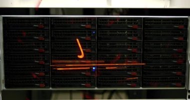 Sunucu odasında tehlike mesajı ve sembolü animasyonu. Ukrayna krizi ve uluslararası politika kavramı dijital olarak oluşturuldu.