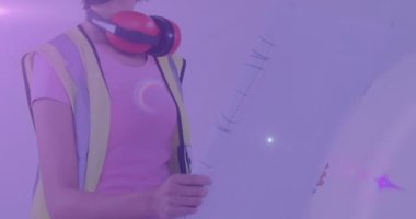 Çift ırklı kadın mühendis üzerindeki ışık izlerinin animasyonu. Uluslararası Kadınlar Mühendislik Günü ve dijital olarak üretilen video konsepti.