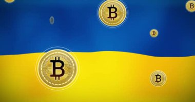 Ukrayna bayrağı üzerinde bitcoin sembollerinin animasyonu. Ukrayna krizi ve uluslararası politika kavramı dijital olarak oluşturuldu.