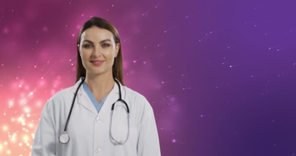 Animation Einer Kaukasischen Ärztin Über Hellen Flecken Auf Violettem Hintergrund — Stockvideo