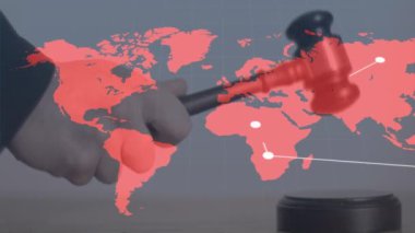 El ele tutuşan tokmak üzerinde dünya haritası ve bağlantılar ağının animasyonu. Kamu hizmeti günü ve dijital olarak oluşturulan video konsepti.