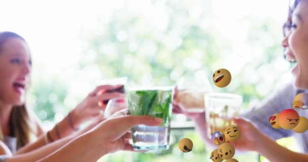 Animáció Emoji Ikonok Felett Különböző Emberek Hogy Pirítóst Globális Közösségi — Stock videók