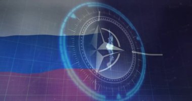 Rusya ve NATO bayrağı üzerinde mikroskop ve bitcoin sembollerinin animasyonu. Ukrayna krizi ve uluslararası politika kavramı dijital olarak oluşturuldu.