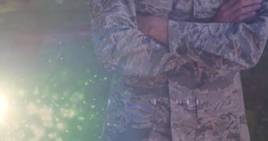 Çift ırklı erkek askerin üzerindeki ışık noktalarının canlandırılması. Kamu hizmeti günü ve dijital olarak oluşturulan video konsepti.