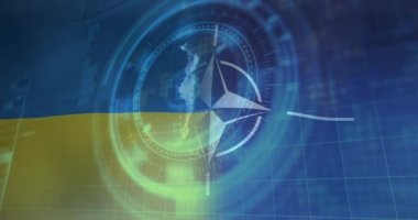 Ukrayna ve NATO 'nun bayrakları üzerinde mikroskop taraması ve yen sembolü. Ukrayna krizi ve uluslararası politika kavramı dijital olarak oluşturuldu.