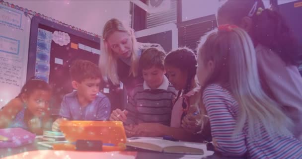 Animación Manchas Luz Sobre Diversos Escolares Profesoras Día Servicio Público — Vídeos de Stock
