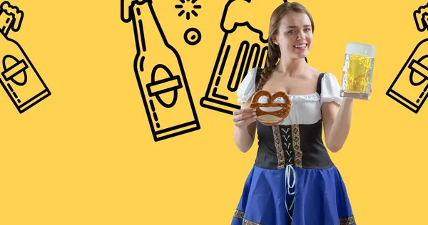 笑年轻的高加索女人与啤酒杯和椒盐卷饼黄色背景 复制空间 复合啤酒日 国家啤酒日 — 图库照片