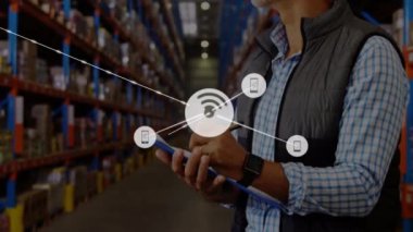 Depodaki beyaz adam üzerindeki bağlantı ağının animasyonu. küresel sevkiyat, dağıtım ve bağlantılar konsepti dijital olarak oluşturulmuş video.