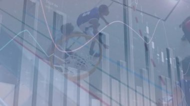 Spor salonundaki farklı erkek basketbol oyuncuları üzerinde veri işleme animasyonu. global spor, bağlantılar ve dijital arayüz konsepti dijital olarak oluşturulmuş video.