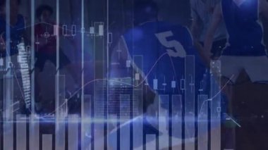 Spor salonundaki farklı erkek basketbol oyuncuları üzerinde veri işleme animasyonu. global spor, bağlantılar ve dijital arayüz konsepti dijital olarak oluşturulmuş video.