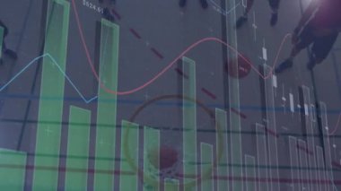 Spor salonundaki farklı erkek basketbol oyuncuları üzerinde veri işleme animasyonu. global spor, bağlantılar ve dijital arayüz konsepti dijital olarak oluşturulmuş video.