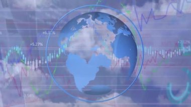 Spor salonundaki farklı erkek basketbol oyuncuları üzerinde veri işleme ve küre animasyonu. global spor, bağlantılar ve dijital arayüz konsepti dijital olarak oluşturulmuş video.