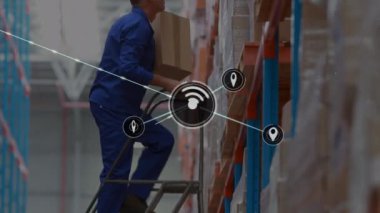 Depodaki beyaz adam üzerindeki bağlantı ağının animasyonu. küresel sevkiyat, dağıtım ve bağlantılar konsepti dijital olarak oluşturulmuş video.