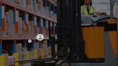 Depodaki beyaz adam üzerindeki bağlantı ağının animasyonu. küresel sevkiyat, dağıtım ve bağlantılar konsepti dijital olarak oluşturulmuş video.