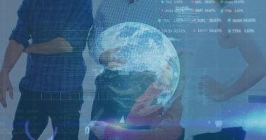 Ofisteki çeşitli iş adamlarının finansal veri işleme ve küresinin animasyonu. küresel iş, finans ve veri işleme kavramı dijital olarak oluşturulmuş video.