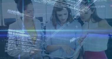 Finansal veri işleme ve borsa animasyonları ofisteki çeşitli iş adamları üzerinde. küresel iş, finans ve veri işleme kavramı dijital olarak oluşturulmuş video.