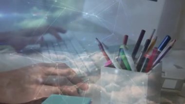 Bilgisayar kullanarak eller üzerinden bağlantı ağının animasyonu. küresel eğitim, bağlantılar ve dijital arayüz konsepti dijital olarak oluşturulmuş video.