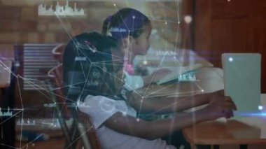 Bilgisayar kullanan çeşitli okul çocukları üzerinden bağlantı ağının animasyonu. küresel eğitim, bağlantılar ve dijital arayüz konsepti dijital olarak oluşturulmuş video.