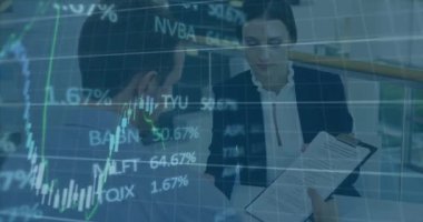 Finansal veri işleme ve borsa animasyonları ofisteki çeşitli iş adamları üzerinde. küresel iş, finans ve veri işleme kavramı dijital olarak oluşturulmuş video.
