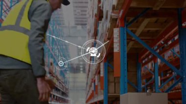 Depodaki beyaz adam üzerindeki bağlantı ağının animasyonu. küresel sevkiyat, dağıtım ve bağlantılar konsepti dijital olarak oluşturulmuş video.