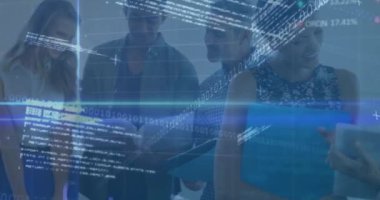 Finansal veri işleme ve borsa animasyonları ofisteki çeşitli iş adamları üzerinde. küresel iş, finans ve veri işleme kavramı dijital olarak oluşturulmuş video.