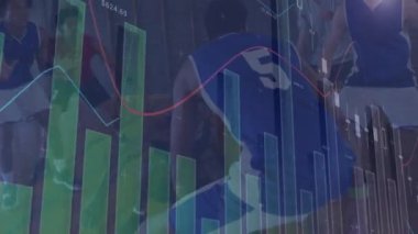 Spor salonundaki farklı erkek basketbol oyuncuları üzerinde veri işleme animasyonu. global spor, bağlantılar ve dijital arayüz konsepti dijital olarak oluşturulmuş video.