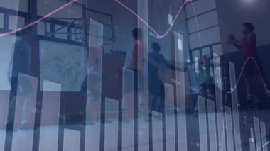 Spor salonundaki farklı erkek basketbol oyuncuları üzerinde veri işleme animasyonu. global spor, bağlantılar ve dijital arayüz konsepti dijital olarak oluşturulmuş video.