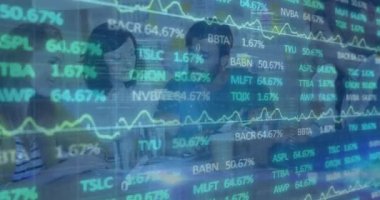 Finansal veri işleme ve borsa animasyonları ofisteki çeşitli iş adamları üzerinde. küresel iş, finans ve veri işleme kavramı dijital olarak oluşturulmuş video.