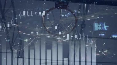 Yol üzerinde veri işleme animasyonu ve spor salonundaki erkek basketbolcu. global spor, bağlantılar ve dijital arayüz konsepti dijital olarak oluşturulmuş video.