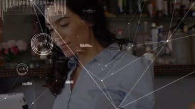 Tablet kullanan melez kadın üzerinden bağlantı ağının animasyonu. küresel teknoloji, bağlantılar ve dijital arayüz konsepti dijital olarak oluşturulmuş video.