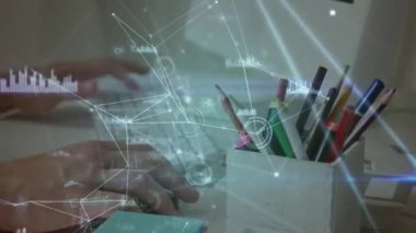 Bilgisayar kullanarak eller üzerinden bağlantı ağının animasyonu. küresel eğitim, bağlantılar ve dijital arayüz konsepti dijital olarak oluşturulmuş video.