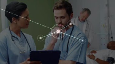 Tablet kullanan çeşitli doktorlar üzerinden bağlantı ağının animasyonu. küresel teknoloji, bağlantılar ve dijital arayüz konsepti dijital olarak oluşturulmuş video.