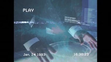 Kafkasyalı iş adamının veri işleme animasyonu. küresel iş, finans, bağlantılar ve dijital arayüz konsepti dijital olarak oluşturulmuş video.