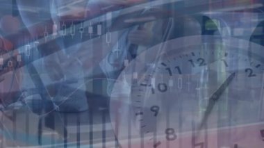 Spor salonundaki farklı erkek basketbol oyuncuları üzerinde veri işleme animasyonu. global spor, bağlantılar ve dijital arayüz konsepti dijital olarak oluşturulmuş video.