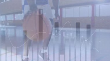 Spor salonundaki Afro-Amerikan erkek basketbolcu üzerinden veri işleme animasyonu. global spor, bağlantılar ve dijital arayüz konsepti dijital olarak oluşturulmuş video.