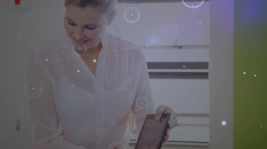 Çeşitli okul çocukları ve öğretmenler arasında bağlantı ağının animasyonu. küresel teknoloji, bağlantılar ve dijital arayüz konsepti dijital olarak oluşturulmuş video.