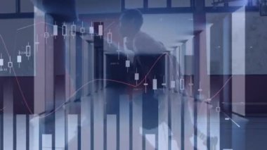 Spor salonundaki farklı erkek basketbol oyuncuları üzerinde veri işleme animasyonu. global spor, bağlantılar ve dijital arayüz konsepti dijital olarak oluşturulmuş video.