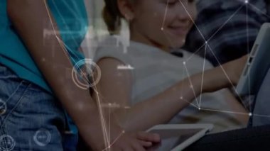 Çeşitli okul çocukları arasında bağlantı ağının animasyonu. küresel teknoloji, bağlantılar ve dijital arayüz konsepti dijital olarak oluşturulmuş video.