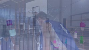 Spor salonundaki farklı erkek basketbol oyuncuları üzerinde veri işleme animasyonu. global spor, bağlantılar ve dijital arayüz konsepti dijital olarak oluşturulmuş video.