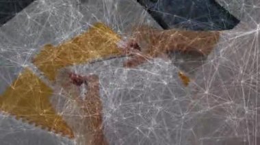 Beyaz bir kadının not tutması ile ilgili bağlantı ağının animasyonu. küresel teknoloji, bağlantılar ve dijital arayüz konsepti dijital olarak oluşturulmuş video.