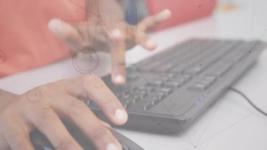 Bilgisayar kullanarak eller üzerinden bağlantı ağının animasyonu. küresel eğitim, bağlantılar ve dijital arayüz konsepti dijital olarak oluşturulmuş video.