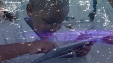 Tablet kullanılarak çeşitli okul çocukları üzerinden bağlantı ağının animasyonu. küresel teknoloji, bağlantılar ve dijital arayüz konsepti dijital olarak oluşturulmuş video.